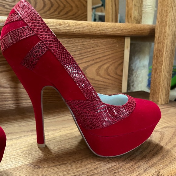 JustFab, Size 6 rich red velvet/leather like accents on 4 inch platform pumps. - Picture 4 of 7